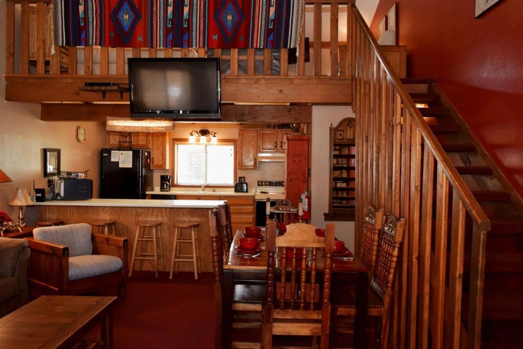 Köök või kööginurk majutusasutuses Aspen West 6 - Right Off Main Street - WiFi - Satellite - Smart TV - Washer - Dryer - Wood Burning Fireplace - Close to Copper C