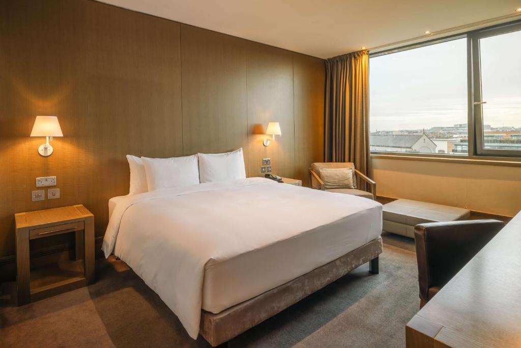 Postel nebo postele na pokoji v ubytování Radisson Blu Royal Hotel Dublin