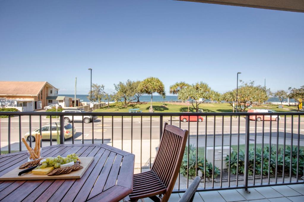 Balkón nebo terasa v ubytování Kings Beach Oceanfront Apartment With Pool