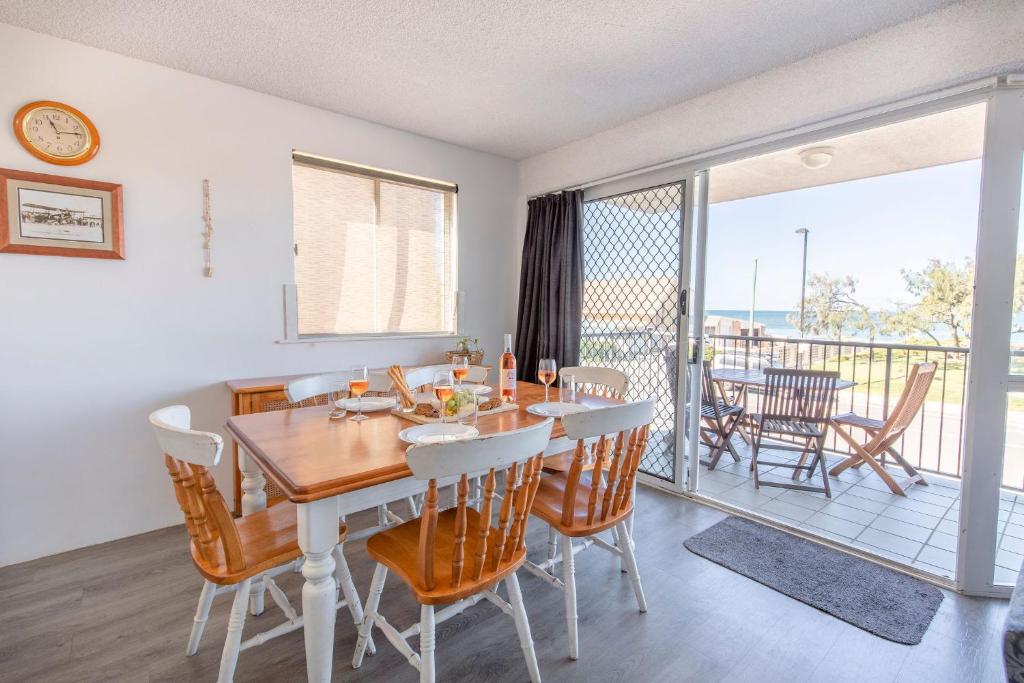 Balkón nebo terasa v ubytování Kings Beach Oceanfront Apartment With Pool