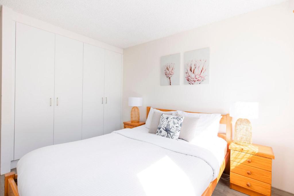 Postel nebo postele na pokoji v ubytování Kings Beach Oceanfront Apartment With Pool