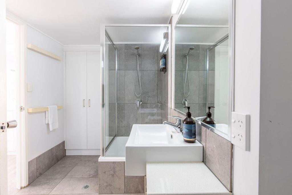 Koupelna v ubytování Kings Beach Oceanfront Apartment With Pool
