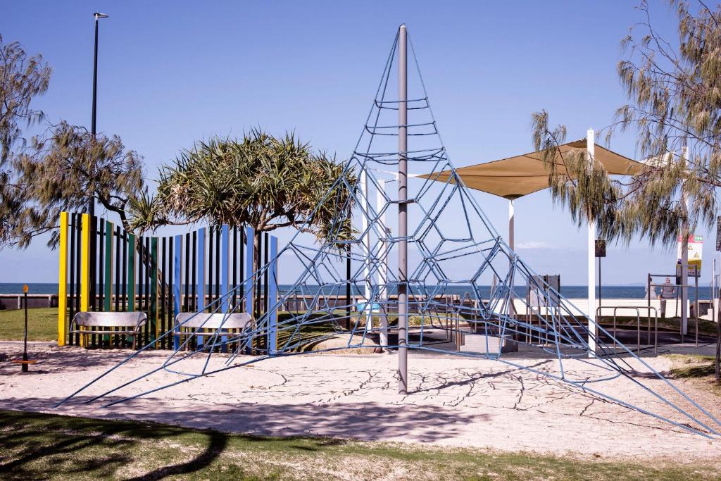 Herní místnost nebo prostor pro děti v ubytování Kings Beach Oceanfront Apartment With Pool