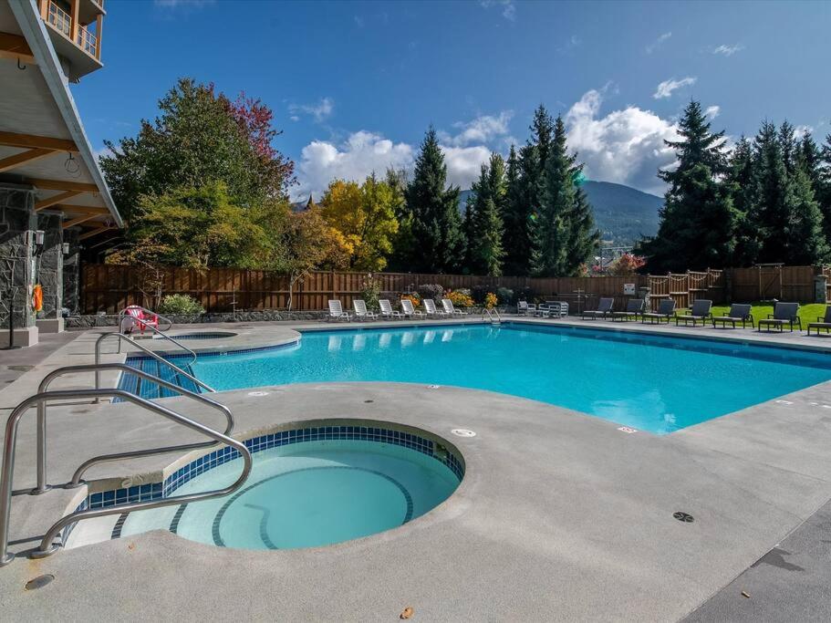 Bazén v ubytování Cascade Lodge Premium Suite, with Pool & Hot Tub nebo v jeho okolí