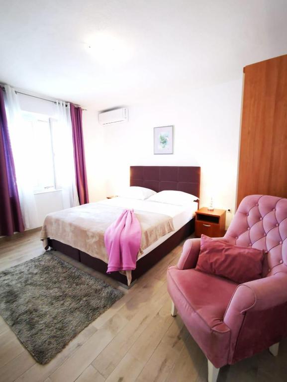 Posteľ alebo postele v izbe v ubytovaní Apartments and rooms with parking space Makarska - 6767