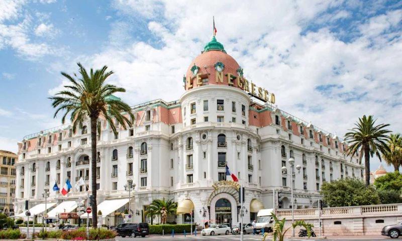 un grand bâtiment blanc avec un dôme en haut. dans l'établissement Negresco Residence Apartment with AC Promenade des Anglais, à Nice