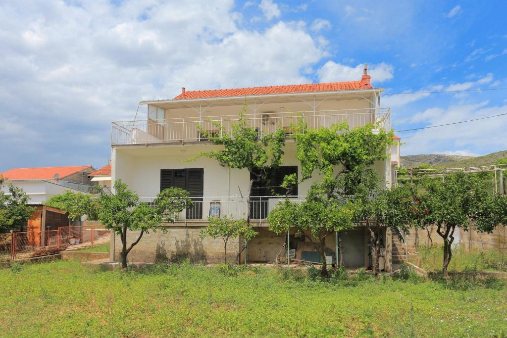 Apartments with parking space Trogir - 23205