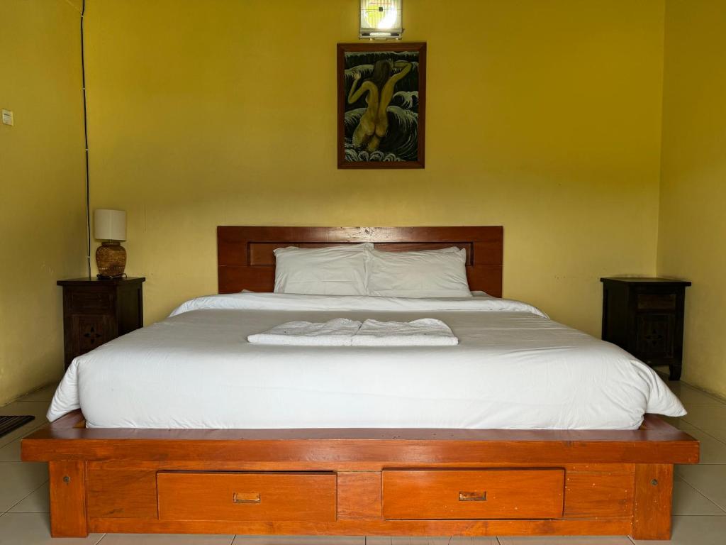 Een bed of bedden in een kamer bij Black Lava Hostel and Lodge