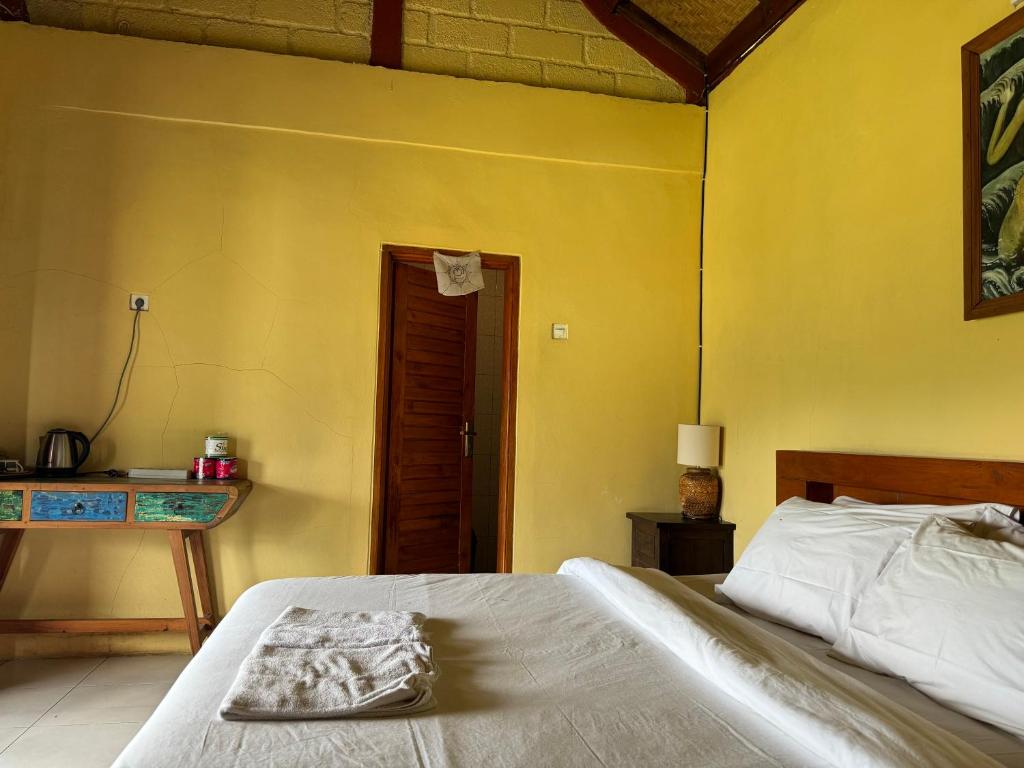 Een bed of bedden in een kamer bij Black Lava Hostel and Lodge