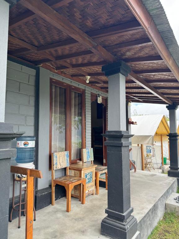 Een balkon of terras bij Black Lava Hostel and Lodge
