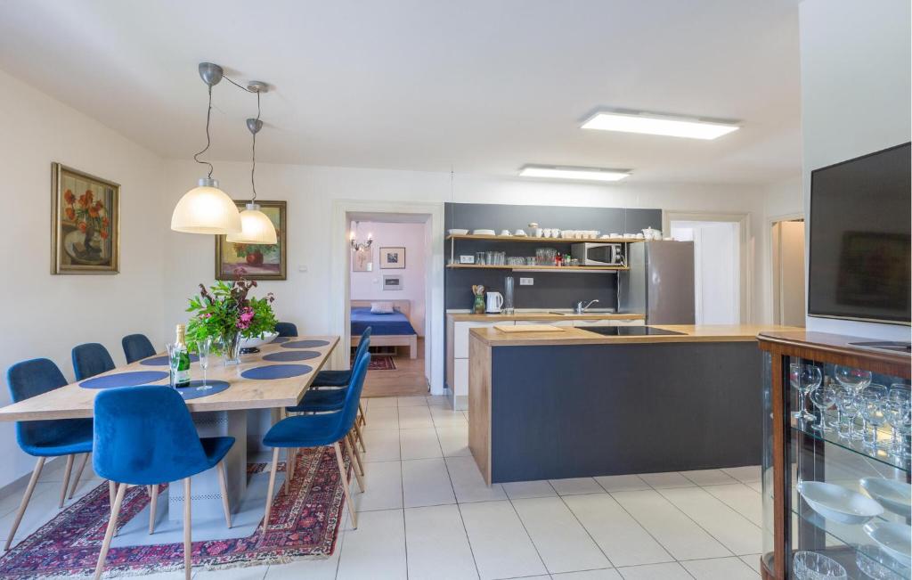 Kuchyňa alebo kuchynka v ubytovaní Lovely Apartment In Porec With Kitchen