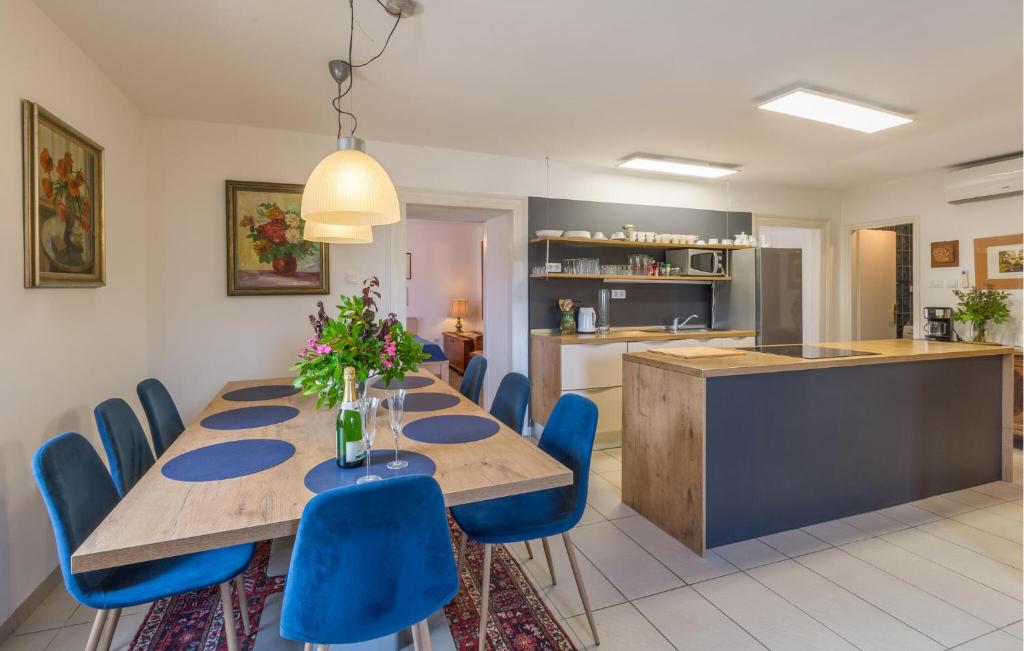 Kuchyňa alebo kuchynka v ubytovaní Lovely Apartment In Porec With Kitchen