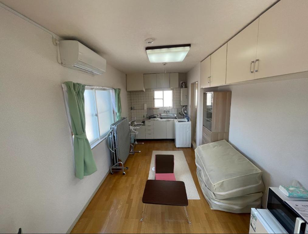 青森トリトン茶屋町#201#202的一间有床和厨房的小房间