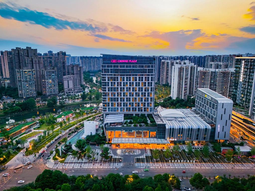 成都成都温江皇冠假日酒店的城市建筑的鸟瞰图