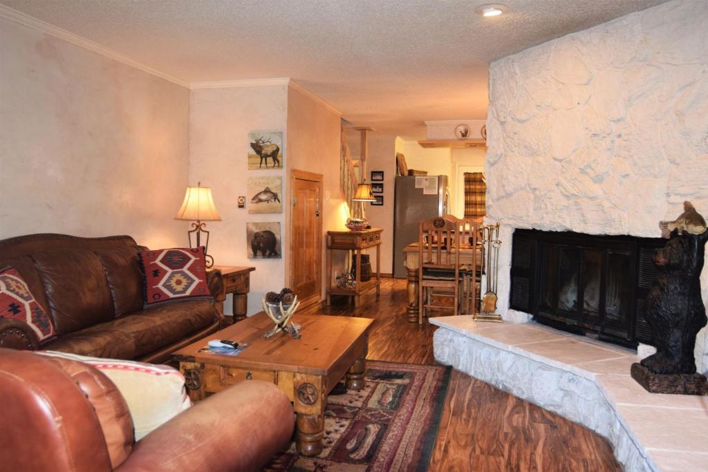 Istumisnurk majutusasutuses Claim Jumper Townhouse 16 - On The River - Across from the Fishing Ponds - In Town - Near The Ski Area - Fireplace - WiFi - Sate