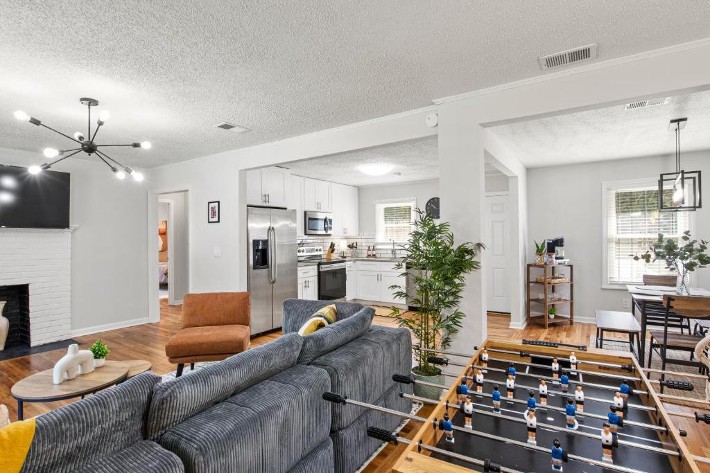Η κουζίνα ή μικρή κουζίνα στο Secluded 3 Bedroom 10 Minutes to Atlanta Airport Self Check In