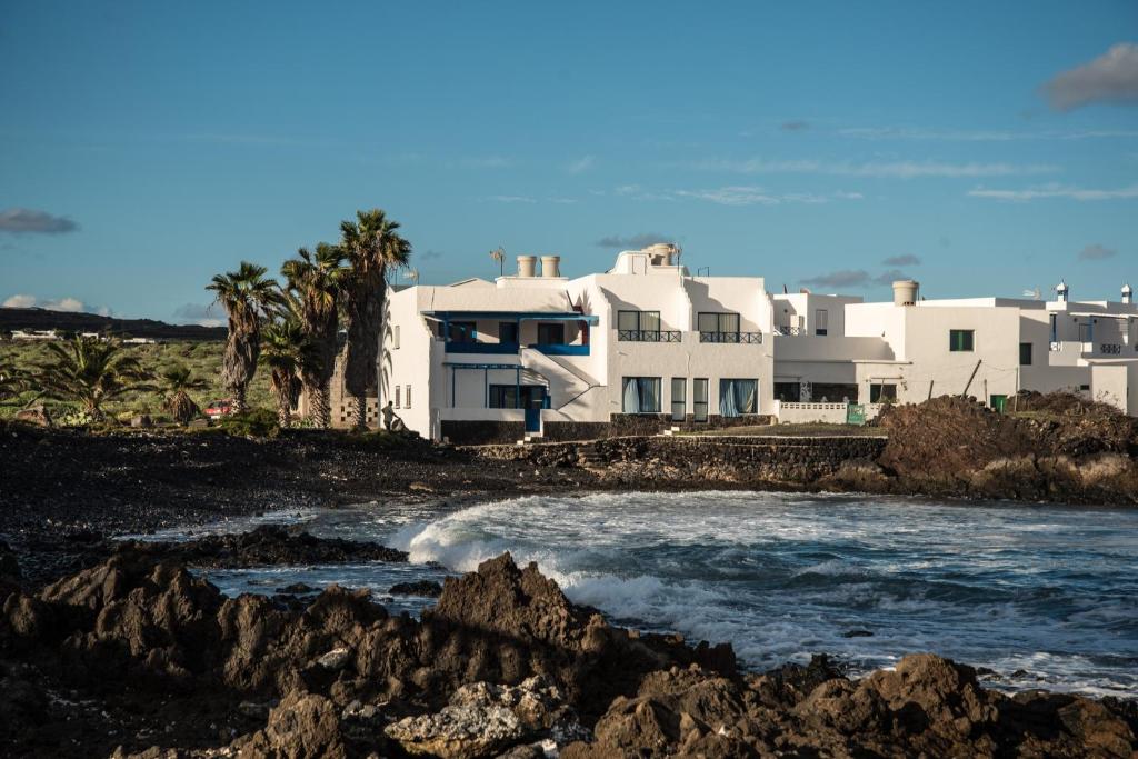 una casa blanca en la orilla de una playa en Los Morros, en Arrieta