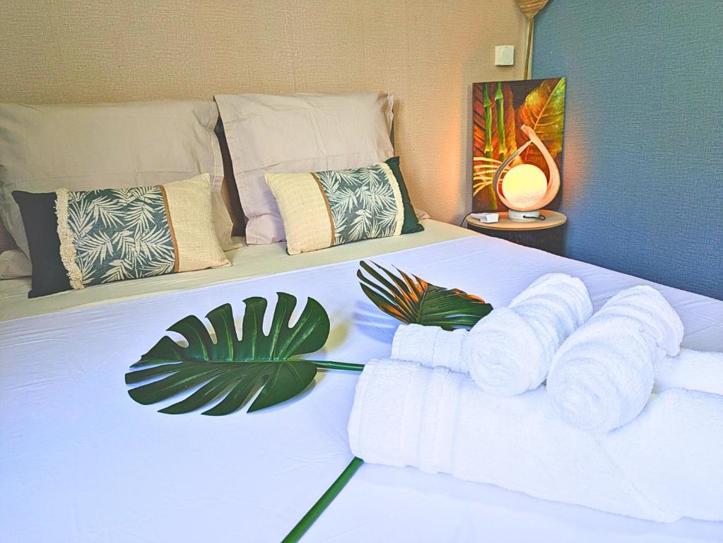 Letto o letti in una camera di Natura OM Teahupoo surf lodge