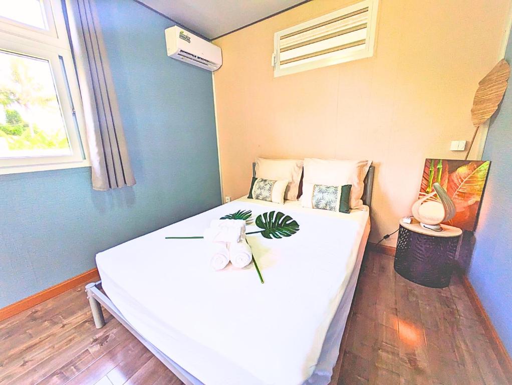 Letto o letti in una camera di Natura OM Teahupoo surf lodge
