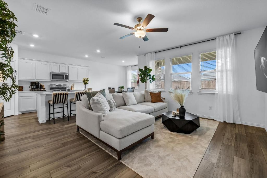 a living room with a couch and a ceiling fan at Luxe Living - 3 Bedroom 2 Bath in Oak Point