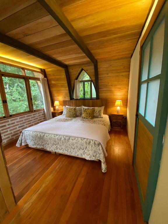 Postel nebo postele na pokoji v ubytování Sacha Urco Lodge y Bosque Protector