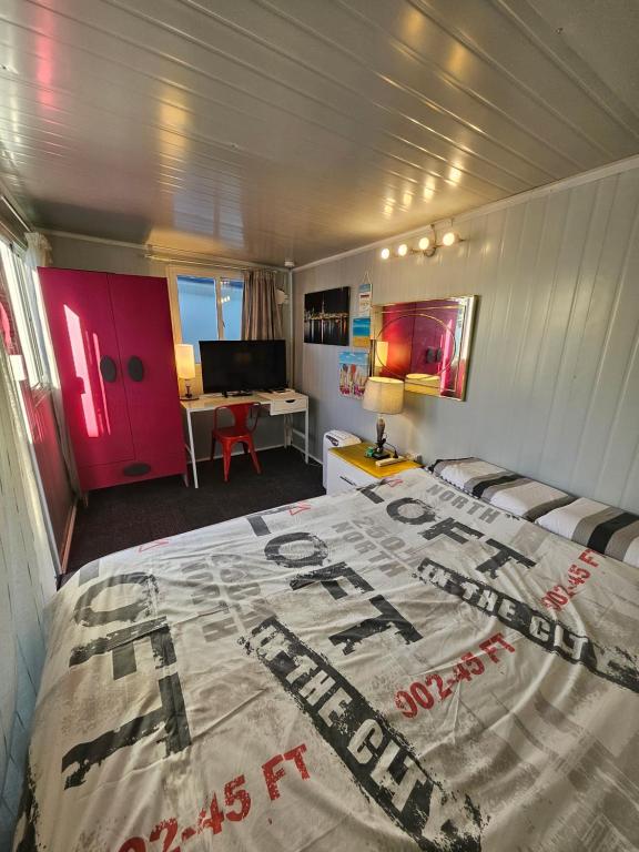 Giường trong phòng chung tại C3 Save money budget affordable cabin with comfort! Cabin 3