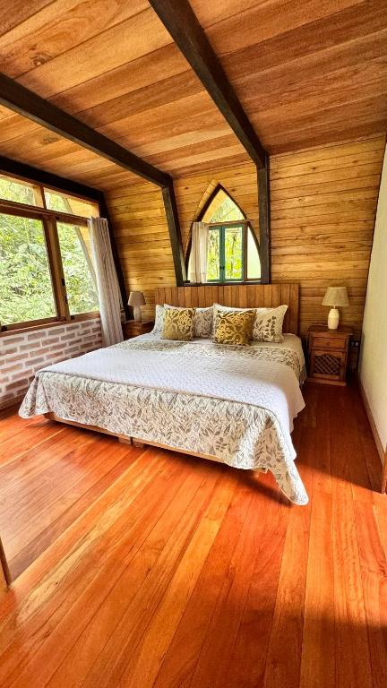 Postel nebo postele na pokoji v ubytování Sacha Urco Lodge y Bosque Protector