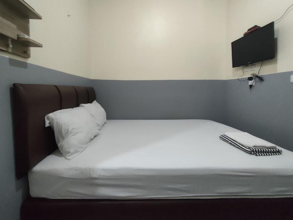 Postel nebo postele na pokoji v ubytování Puspiptek Residence Syariah Mitra RedDoorz