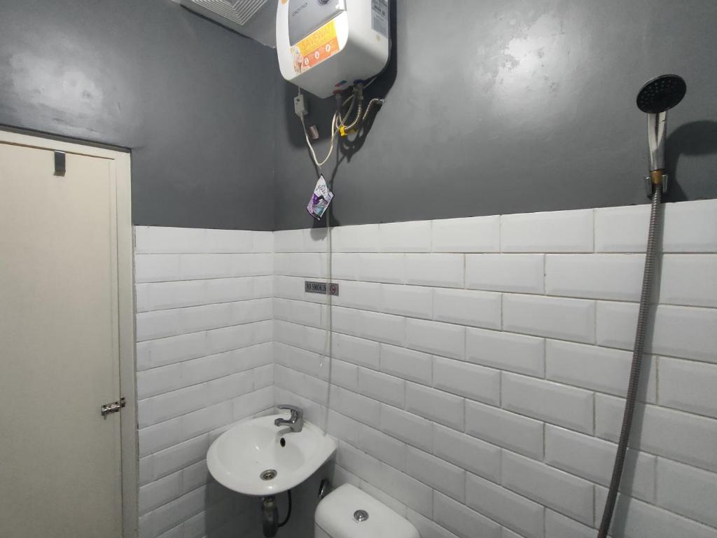 Koupelna v ubytování Puspiptek Residence Syariah Mitra RedDoorz
