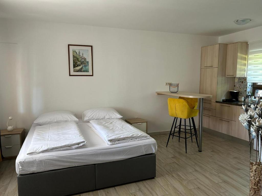 Postel nebo postele na pokoji v ubytování Apartments Tartuga