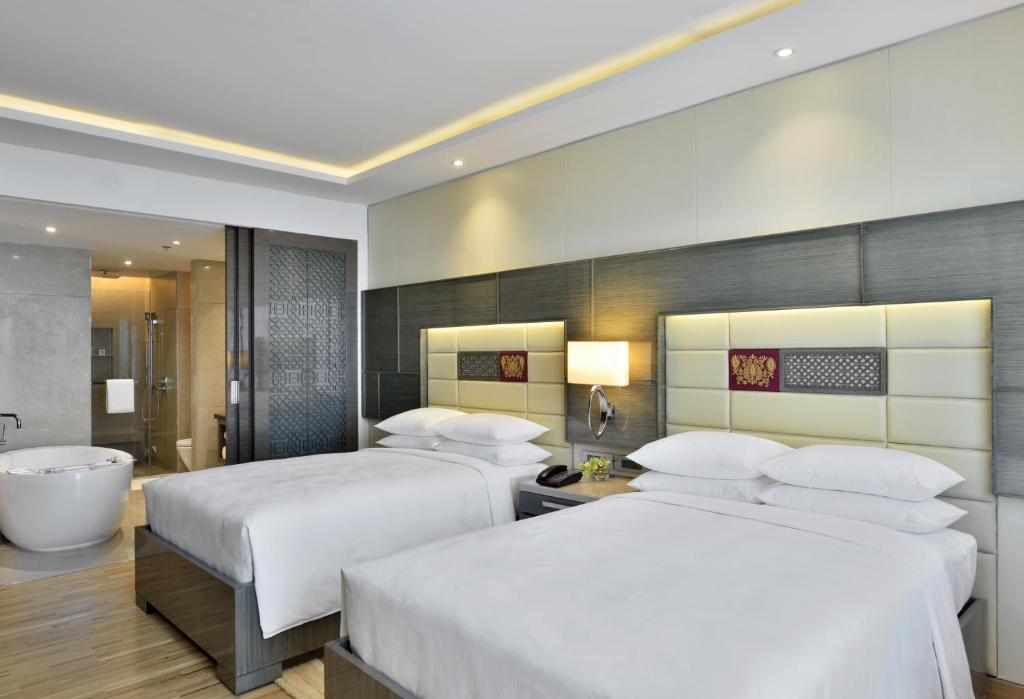 Postel nebo postele na pokoji v ubytování JW Marriott Mumbai Sahar Airport
