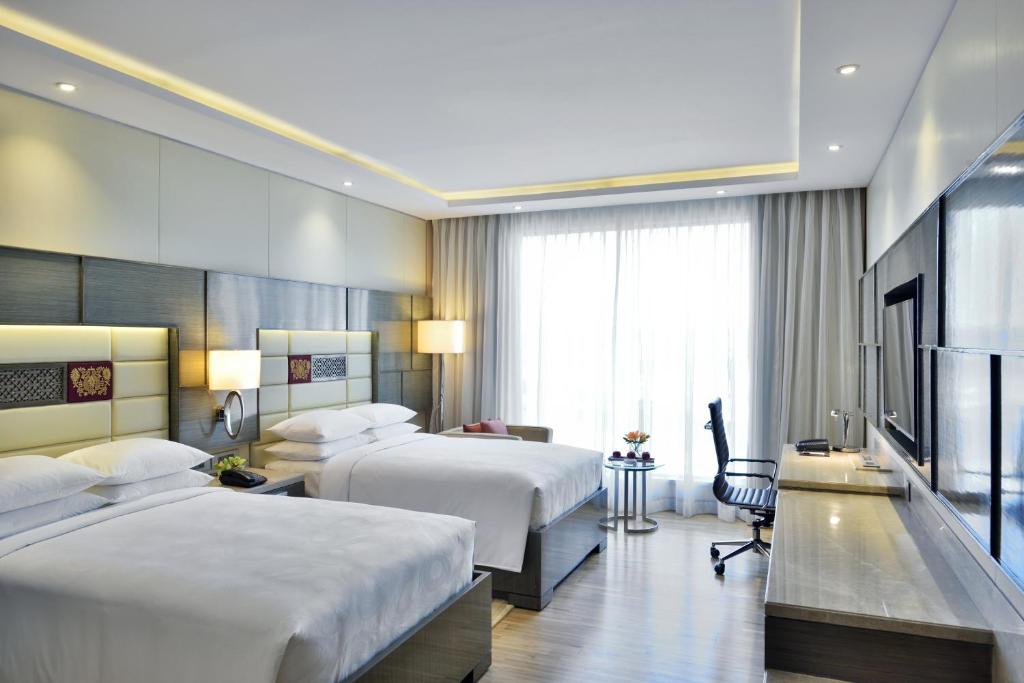 Postel nebo postele na pokoji v ubytování JW Marriott Mumbai Sahar Airport