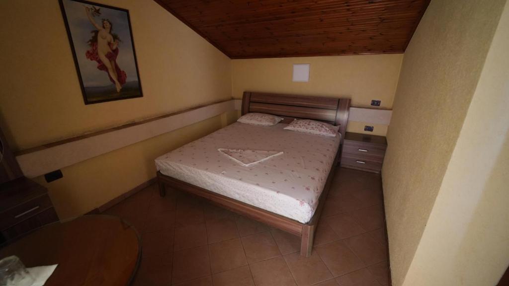 Postel nebo postele na pokoji v ubytování Alen Bar Hotel