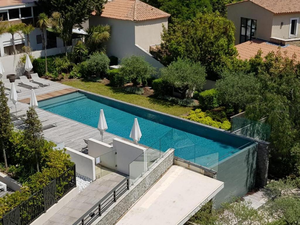 - une vue aérienne sur une piscine dans une maison dans l'établissement Exclusive Appartement - Saint-Tropez, à Saint-Tropez