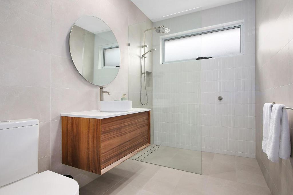 a bathroom with a sink and a mirror at Lake Reflections in Beechworth