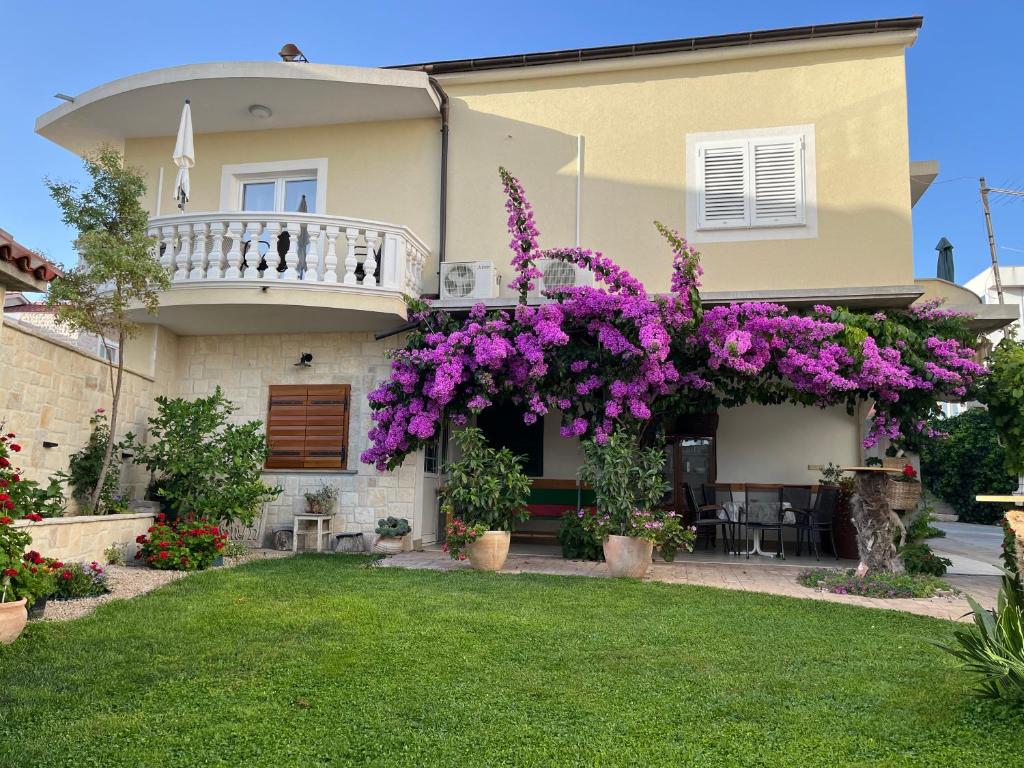 Сад в Apartmani Grubelić - komforan novi apartman