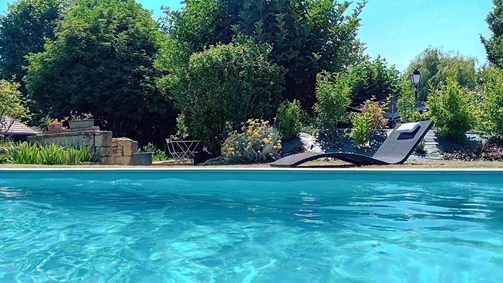 Bazén v ubytování Le Clos de l'Aiguillon nebo v jeho okolí