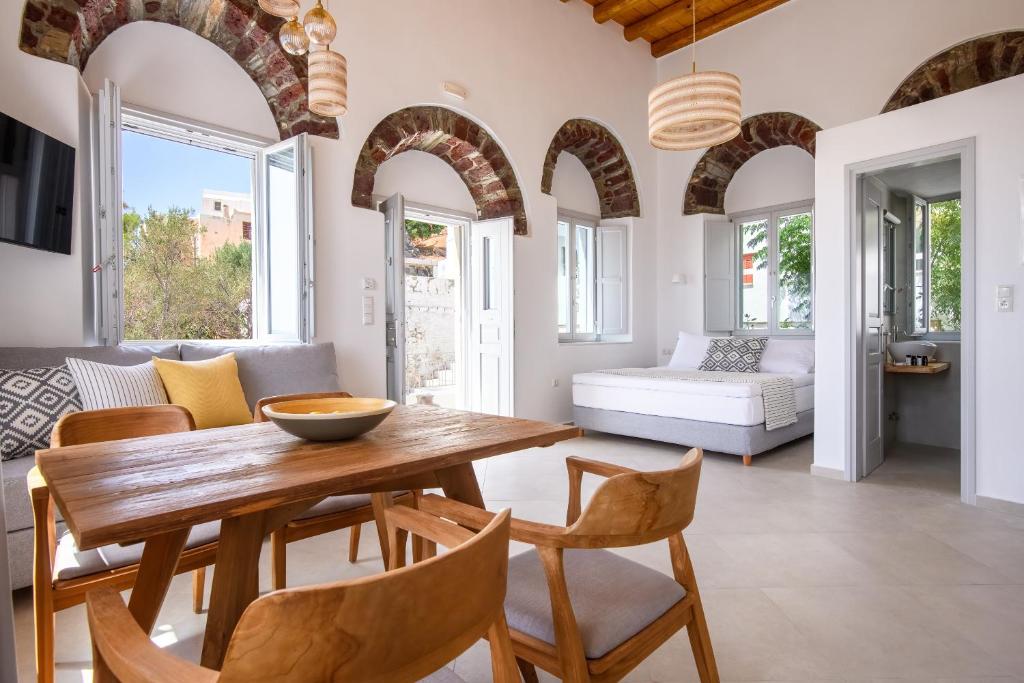 un soggiorno con tavolo e sedie in legno di Castle Mansions a Naxos Chora