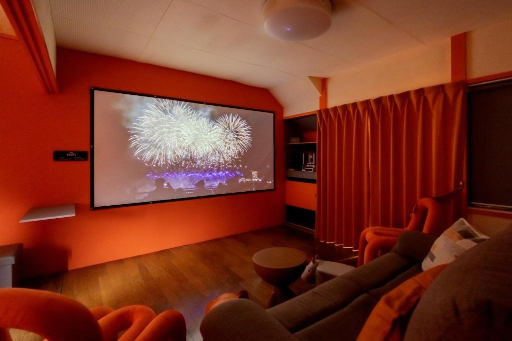 TV a/nebo společenská místnost v ubytování nest Olive Atami