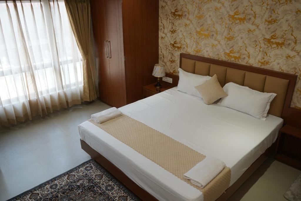 Postel nebo postele na pokoji v ubytování Hotel Tourist Inn By Sagar