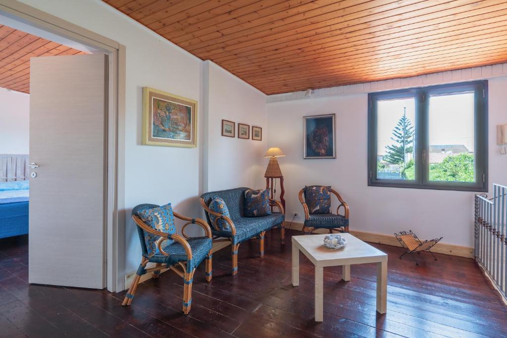 Posedenie v ubytovaní Villa piscina a due passi dal mare
