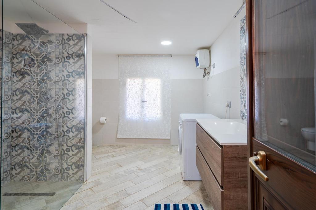 Kúpeľňa v ubytovaní Villa piscina a due passi dal mare