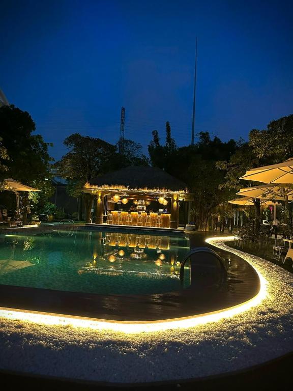 Bazén v ubytování Hidden Mansions Saigon Resort nebo v jeho okolí