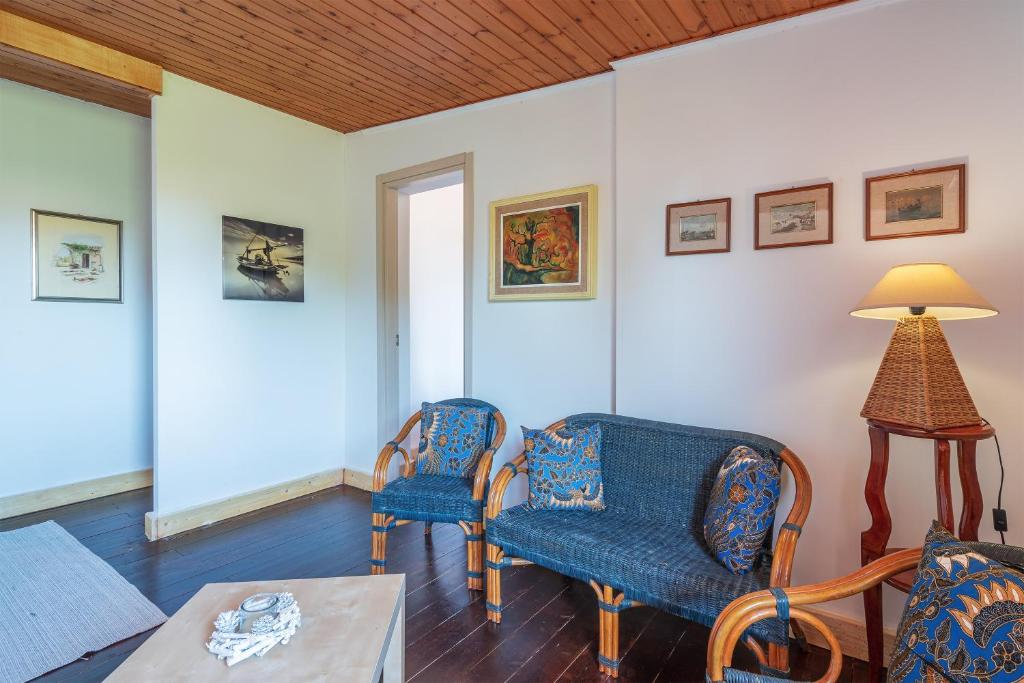 Posedenie v ubytovaní Villa piscina a due passi dal mare