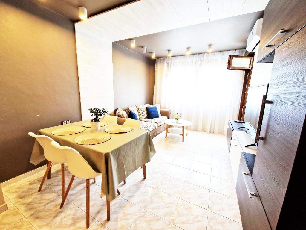 Posezení v ubytování Central Apartment - Spacious designer property in Stara Zagora