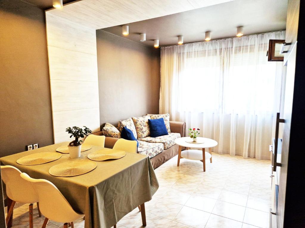 Posezení v ubytování Central Apartment - Spacious designer property in Stara Zagora
