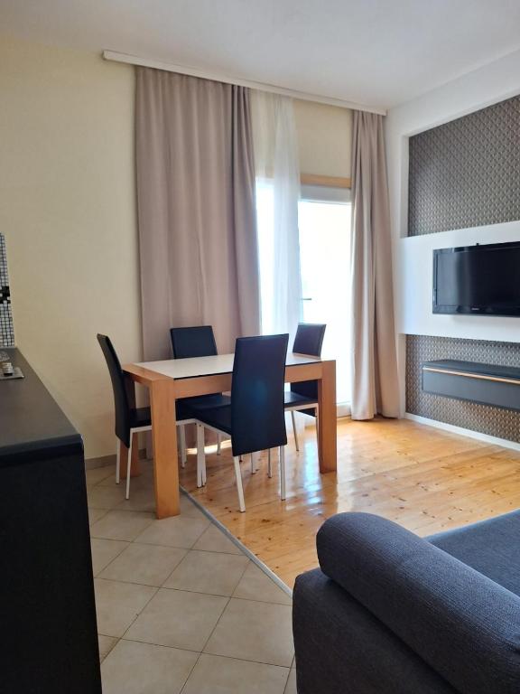 Fotografia z galérie ubytovania First row next to sea apartments with infinity jacuzzi v destinácii Mali Iž