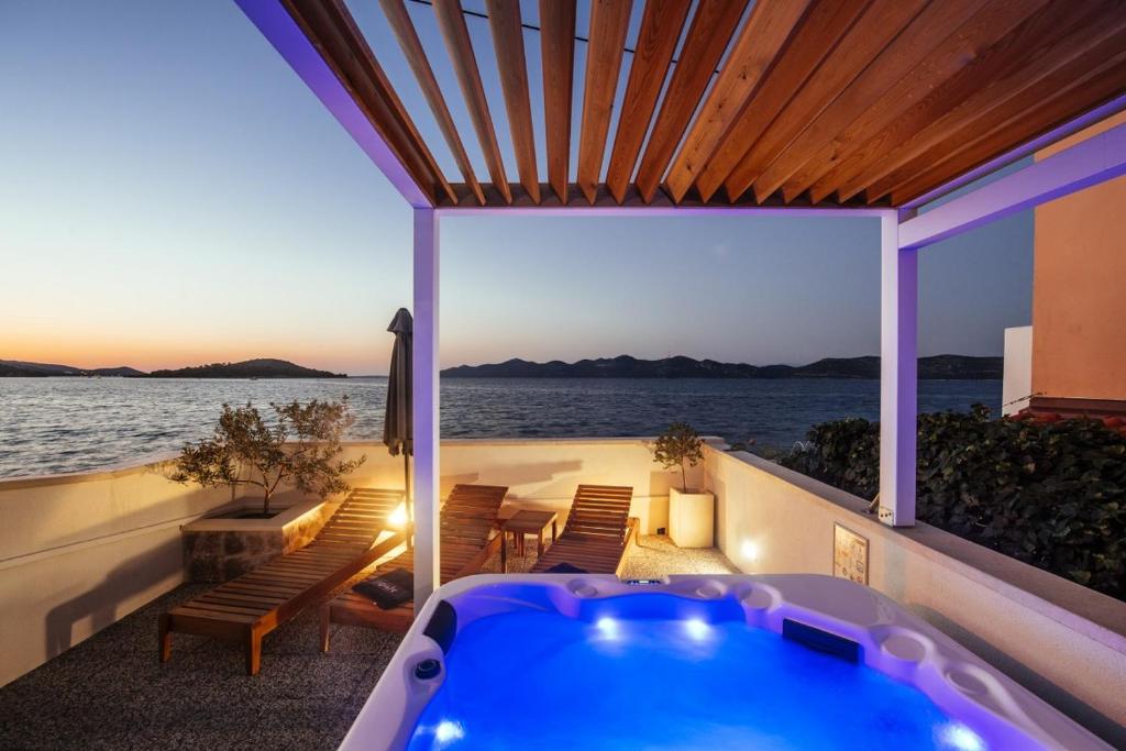 Fotografia z galérie ubytovania First row next to sea apartments with infinity jacuzzi v destinácii Mali Iž