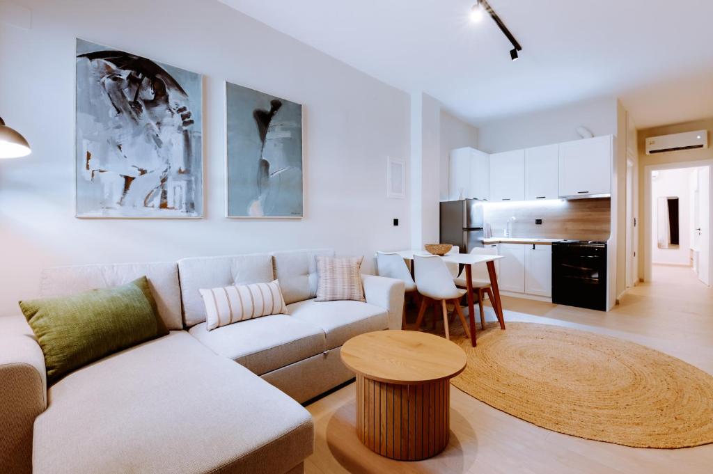 Η κουζίνα ή μικρή κουζίνα στο KOEM Luxury Suites