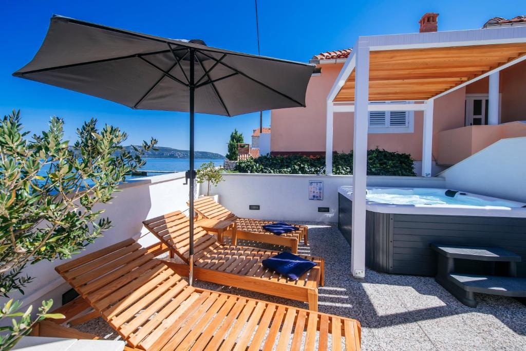 Fotografia z galérie ubytovania First row next to sea apartments with infinity jacuzzi v destinácii Mali Iž